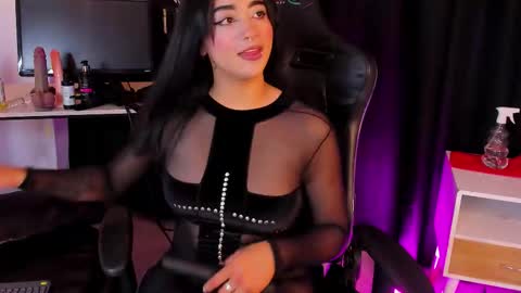 Snapshot of regina_storm chatting on 10-28-25, 02:59 online show from 10-28-25, 02:59