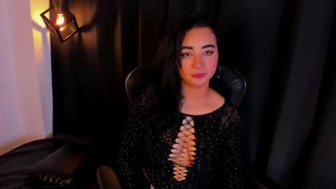 Snapshot of regina_storm chatting on 11-21-25, 04:11 online show from 11-21-25, 04:11