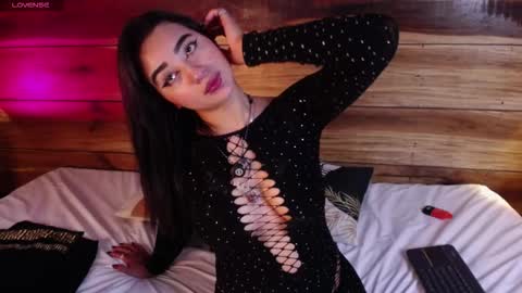 Snapshot of regina_storm chatting on 11-25-25, 04:01 online show from 11-25-25, 04:01