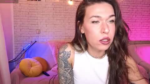 Snapshot of reginahawkinss chatting on 10-20-25, 09:10 ReginaHawkinss online show from 10-20-25, 09:10