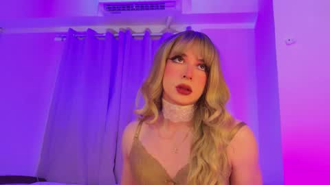 Snapshot of reginarose chatting on 10-20-25, 05:08 reginarose online show from 10-20-25, 05:08