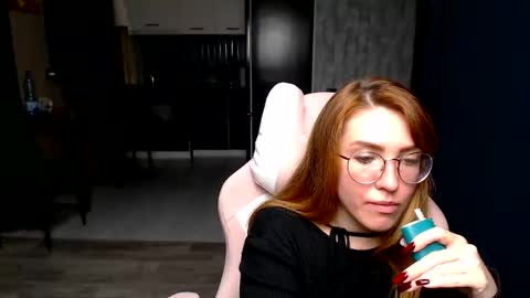 Snapshot of reginasmilee chatting on 11-17-25, 01:17 Regina online show from 11-17-25, 01:17