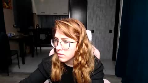 Snapshot of reginasmilee chatting on 11-18-25, 01:44 Regina online show from 11-18-25, 01:44