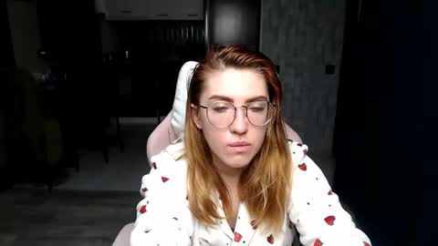 Snapshot of reginasmilee chatting on 11-25-25, 12:43 Regina online show from 11-25-25, 12:43