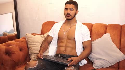 Snapshot of reik_von chatting on 10-21-25, 12:17 Reik online show from 10-21-25, 12:17