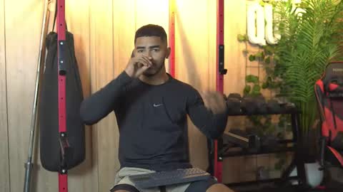 Snapshot of reik_von chatting on 10-25-25, 12:02 Reik online show from 10-25-25, 12:02