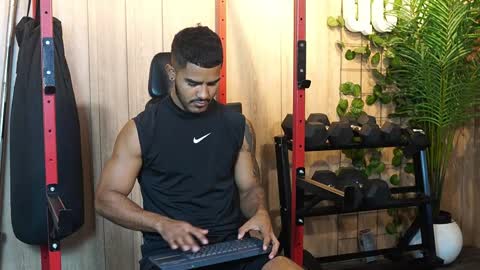 Snapshot of reik_von chatting on 10-29-25, 12:18 Reik online show from 10-29-25, 12:18