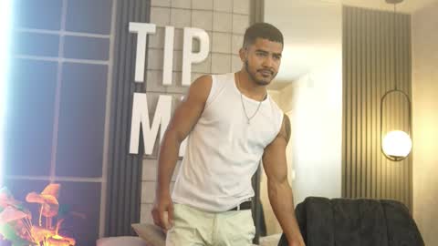 Snapshot of reik_von chatting on 11-01-25, 12:07 Reik online show from 11-01-25, 12:07