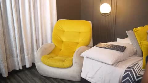 Snapshot of reik_von chatting on 11-11-25, 12:05 Reik online show from 11-11-25, 12:05