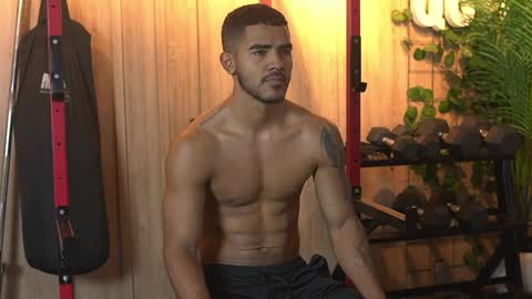 Snapshot of reik_von chatting on 11-12-25, 12:05 Reik online show from 11-12-25, 12:05