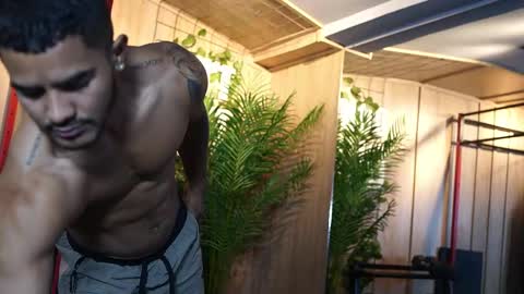 Snapshot of reik_von chatting on 11-14-25, 12:48 Reik online show from 11-14-25, 12:48