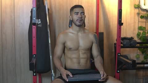 Snapshot of reik_von chatting on 11-19-25, 12:16 Reik online show from 11-19-25, 12:16