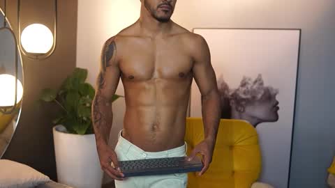 Snapshot of reik_von chatting on 11-25-25, 12:16 Reik online show from 11-25-25, 12:16