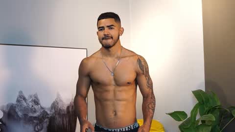 Snapshot of reik_von chatting on 11-29-25, 12:19 Reik online show from 11-29-25, 12:19