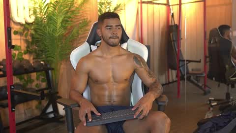 Snapshot of reik_von chatting on 12-03-25, 12:14 Reik online show from 12-03-25, 12:14