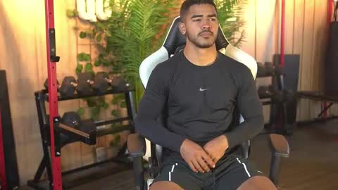 Snapshot of reik_von chatting on 12-15-25, 12:20 Reik online show from 12-15-25, 12:20