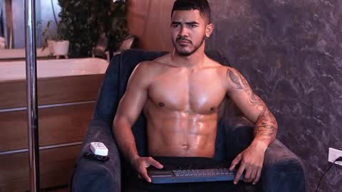 Snapshot of reik_von chatting on 12-17-25, 12:11 Reik online show from 12-17-25, 12:11