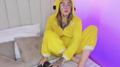 Snapshot of reikaminato chatting on 09-20-25, 01:45 Reika online show from 09-20-25, 01:45