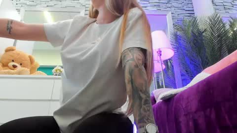 Snapshot of reina_cummings chatting on 05-15-26, 05:47 reina cummings online show from 05-15-26, 05:47