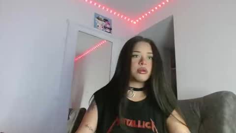 Snapshot of reina_reina chatting on 10-17-25, 11:29 reina_reina online show from 10-17-25, 11:29