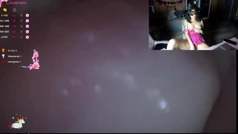 Snapshot of reinacatchile chatting on 10-25-25, 01:57 Reinacatchile online show from 10-25-25, 01:57