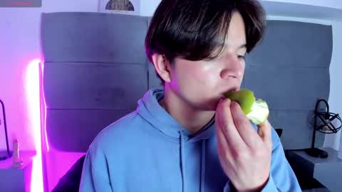 Snapshot of remiblythe chatting on 02-23-25, 01:32 RemiBlythe online show from 02-23-25, 01:32