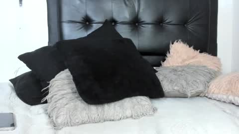 Snapshot of remy_flux chatting on 12-07-24, 06:43 Laura online show from 12-07-24, 06:43