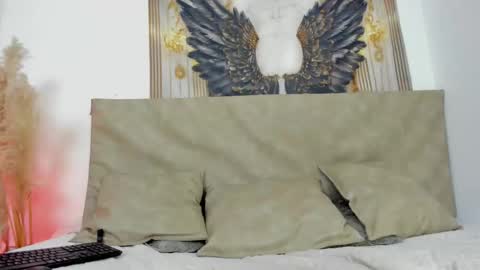 Snapshot of remy_flux chatting on 02-21-25, 09:32 Laura online show from 02-21-25, 09:32