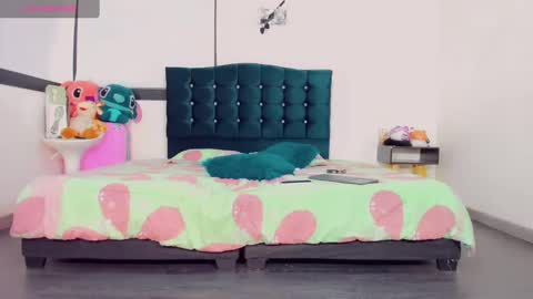 Snapshot of riannagarcia_ chatting on 02-22-25, 10:42 Rianna Garcia online show from 02-22-25, 10:42