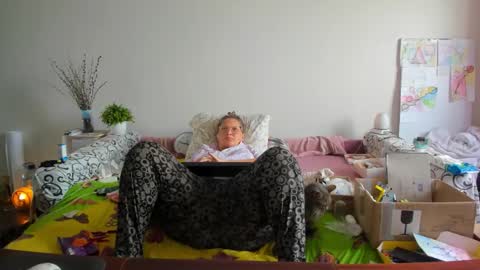 Anna - not anna - right Anna  online show from 10-24-25, 07:27