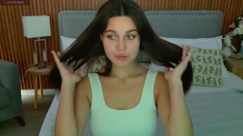 Rihanna online show from 09-17-25, 05:14