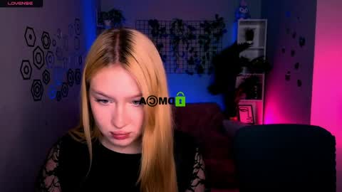 Snapshot of riley_sanders chatting on 06-07-26, 07:28 Meow online show from 06-07-26, 07:28