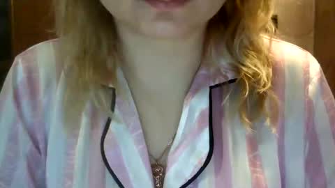 Snapshot of riveramaureen chatting on 01-10-25, 06:42 RiveraMaureen online show from 01-10-25, 06:42