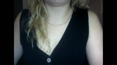 Snapshot of riveramaureen chatting on 10-21-25, 09:26 RiveraMaureen online show from 10-21-25, 09:26