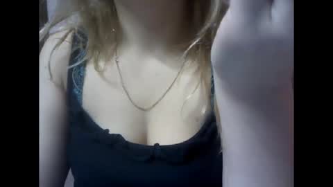 Snapshot of riveramaureen chatting on 11-25-25, 11:32 RiveraMaureen online show from 11-25-25, 11:32