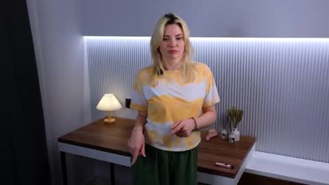 Sarah. online show from 03-23-26, 05:06