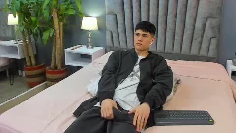 Roan Birkin online show from 02-13-25, 10:33