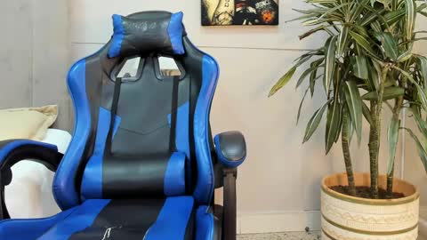 Snapshot of roan_birkin chatting on 05-18-26, 07:31 Roan Birkin online show from 05-18-26, 07:31