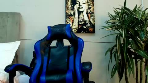 Snapshot of roan_birkin chatting on 05-27-26, 01:57 Roan Birkin online show from 05-27-26, 01:57