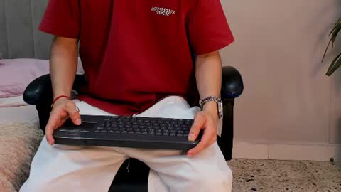 Snapshot of roan_birkin chatting on 06-12-26, 07:35 Roan Birkin online show from 06-12-26, 07:35