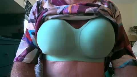 Snapshot of robert45556 chatting on 10-20-25, 07:03 robert online show from 10-20-25, 07:03