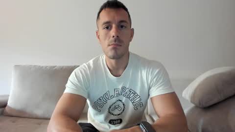 Snapshot of roberto4ever chatting on 10-01-25, 05:02 roberto4ever online show from 10-01-25, 05:02