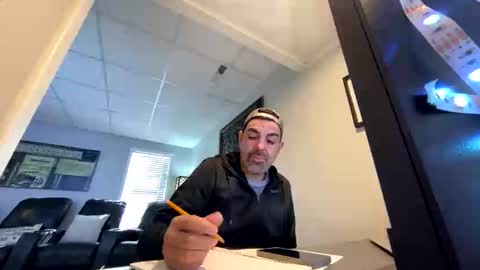 Snapshot of roblatino12 chatting on 12-16-25, 05:29 roblatino12 online show from 12-16-25, 05:29