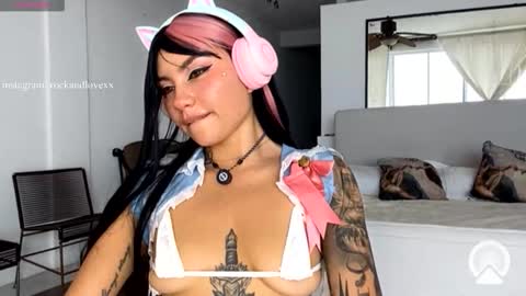 Snapshot of rockandlovexx chatting on 11-25-25, 09:59 Samantha Estephania online show from 11-25-25, 09:59