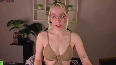 Snapshot of rockett_bunny chatting on 04-24-26, 12:57 Rockett online show from 04-24-26, 12:57