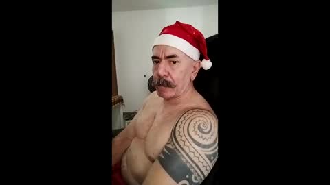 Snapshot of rogerthemax chatting on 12-15-25, 04:33 rogerthemax online show from 12-15-25, 04:33