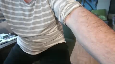 Snapshot of rolandloser1000 chatting on 11-10-25, 08:13 rolandloser1000 online show from 11-10-25, 08:13