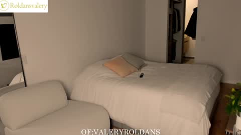 Snapshot of roldansvalery chatting on 12-29-24, 05:53 Valery Roldans online show from 12-29-24, 05:53