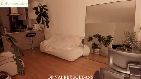 Snapshot of roldansvalery chatting on 11-26-25, 04:02 Valery Roldans online show from 11-26-25, 04:02