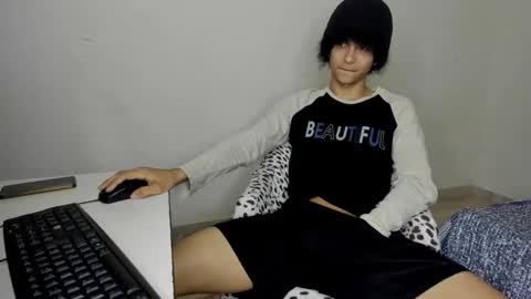 Snapshot of rolling_05 chatting on 11-20-25, 12:33 rolling_05 online show from 11-20-25, 12:33